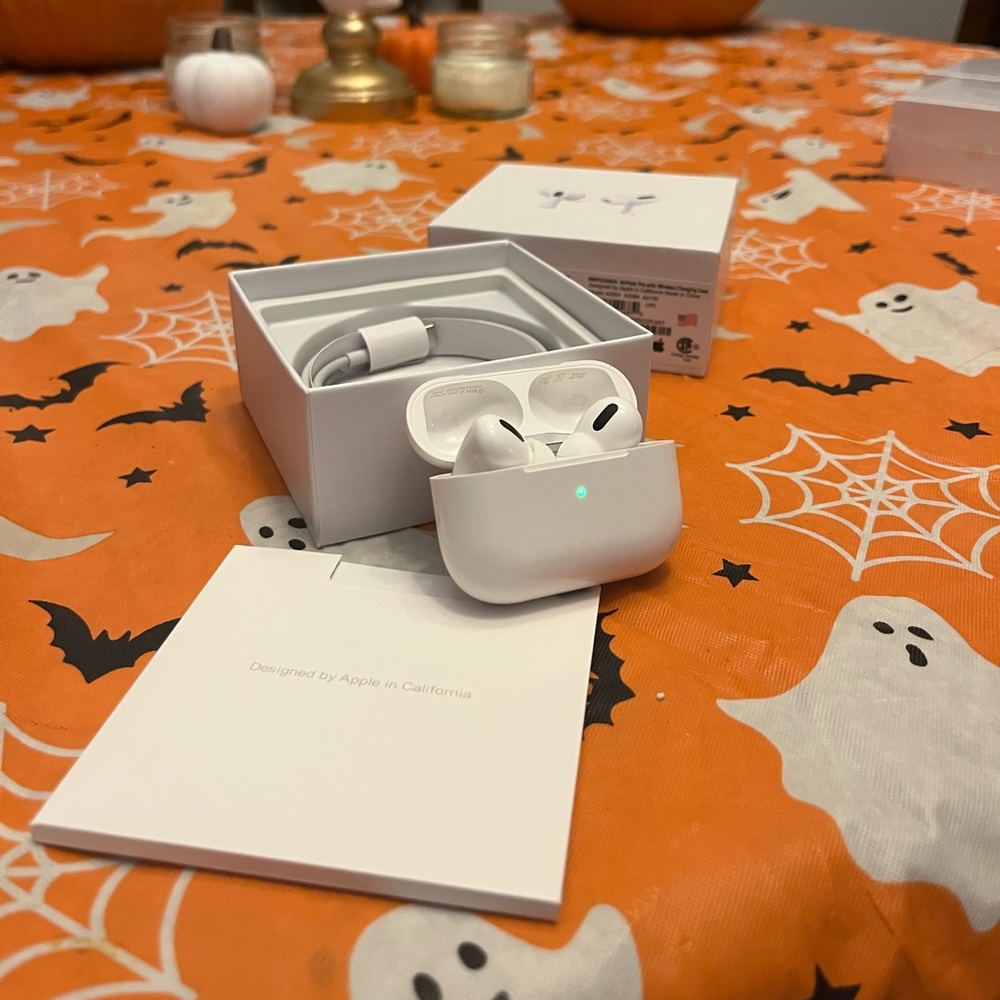 Apple White Wireless Earbuds